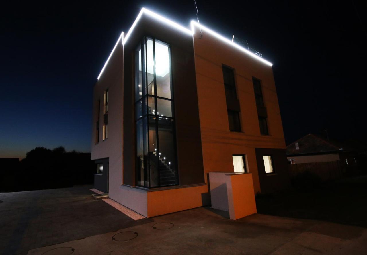 The Butterfly Hotel Sângeorgiu de Mureș Exterior photo